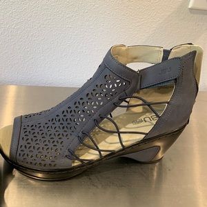 New Jambu sandals size 10